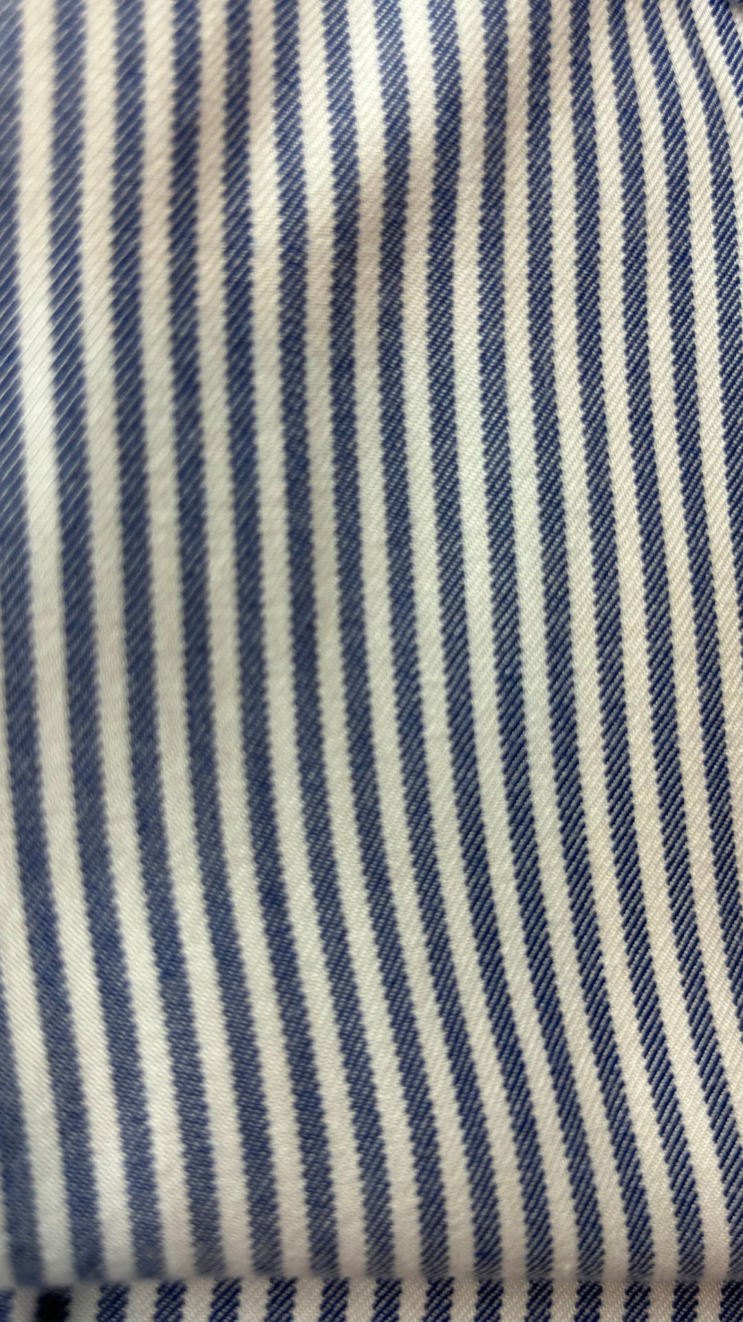 Chemisier à rayures bleues en fine flanelle Tahari, taille large. Vue de près du tissu.