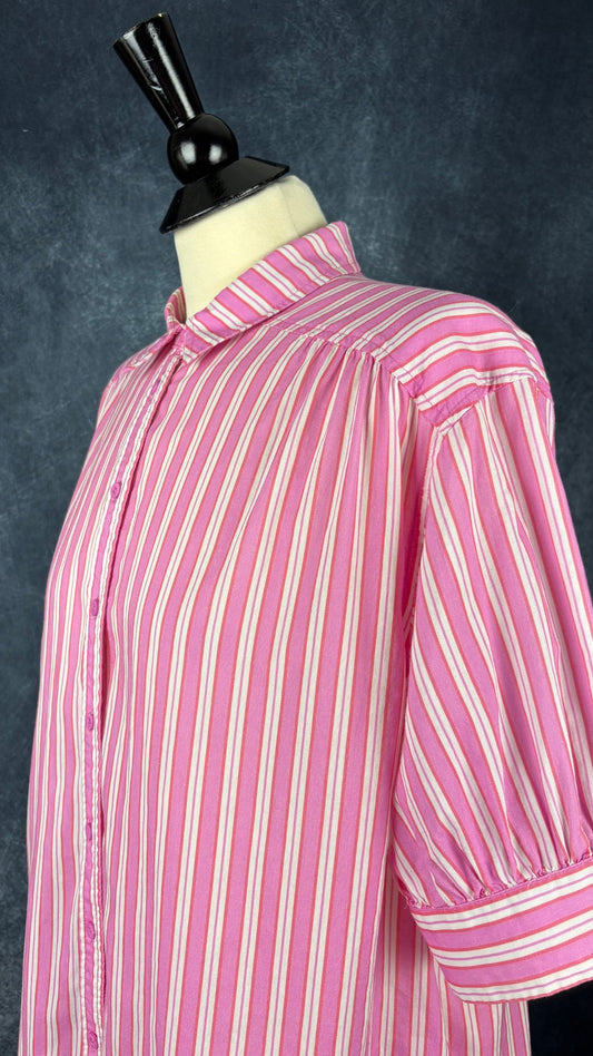Chemisier en coton à rayures rose Circle of Trust, taille estimée à s/m, peut-être même large. Vue de l'encolure.