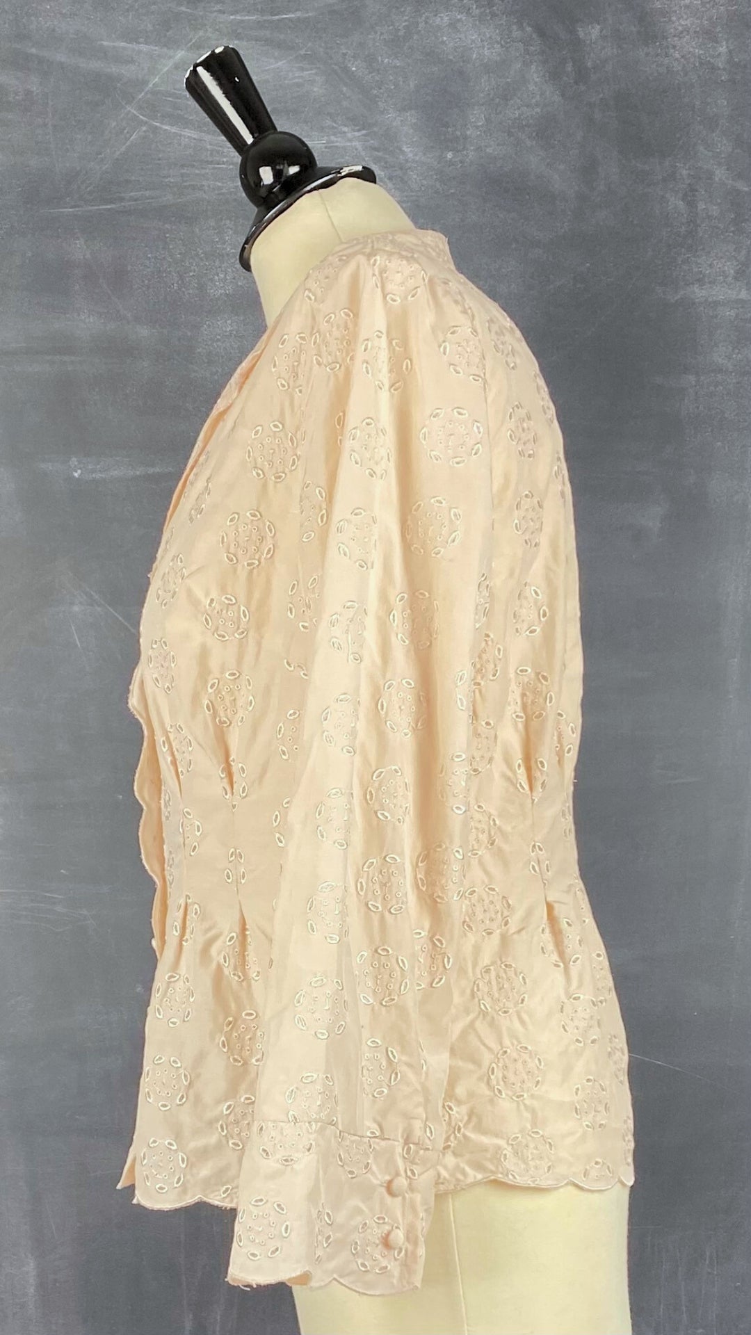 Chemisier douce broderie en mélange de soie et de coton, Winter Silk, taille small. Vue de côté.