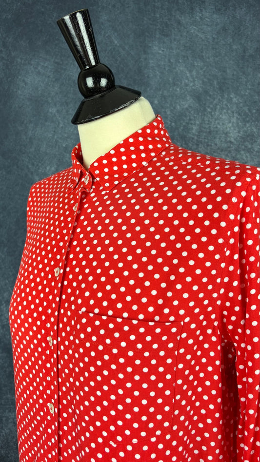 Chemisier rouge à pois blancs Brax, taille 38 (m). Vue de l'encolure.