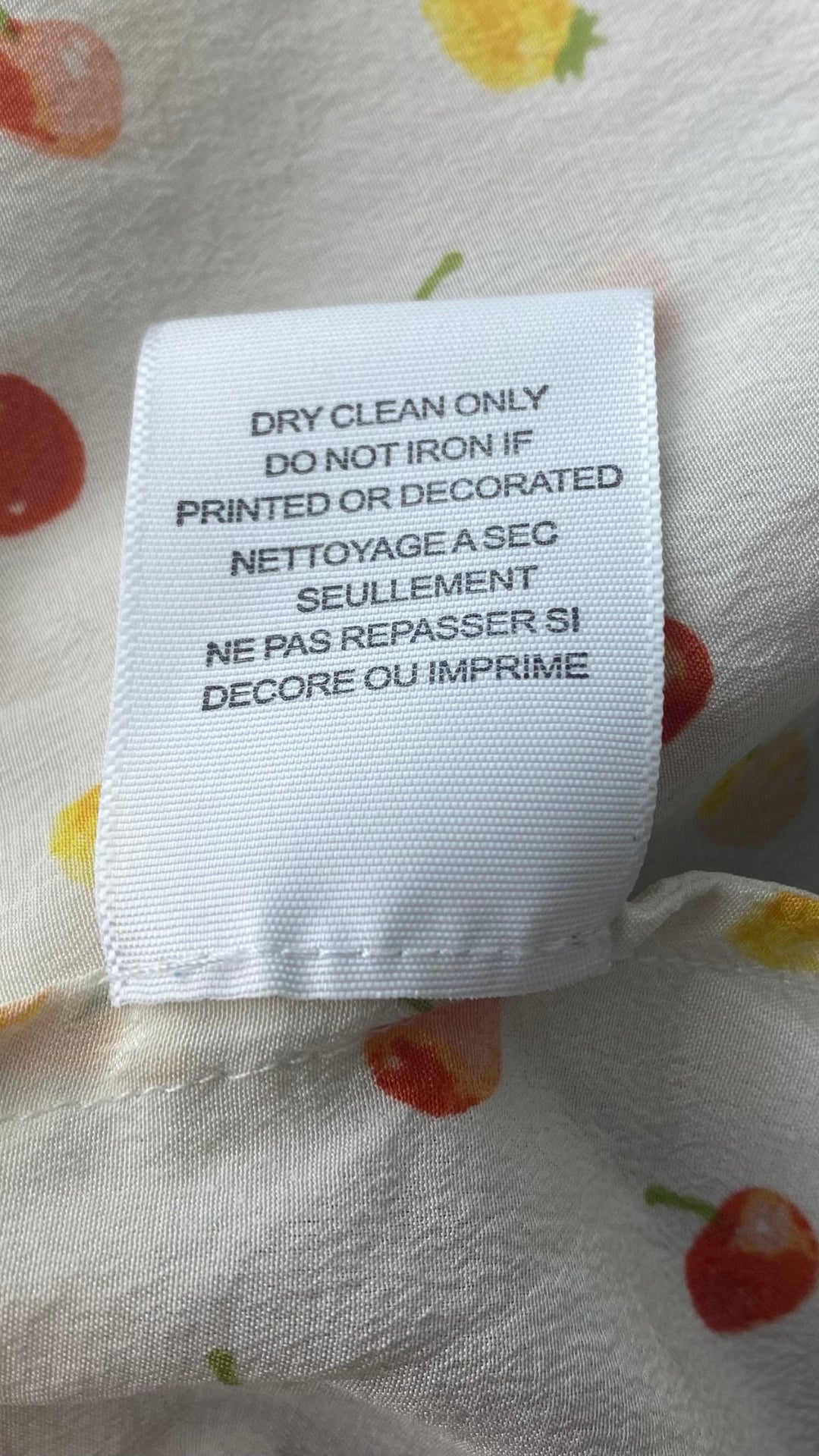 Chemisier sans manches en soie à motifs de petits fruits, Equipment, taille small. Vue de l'étiquette d'entretien.