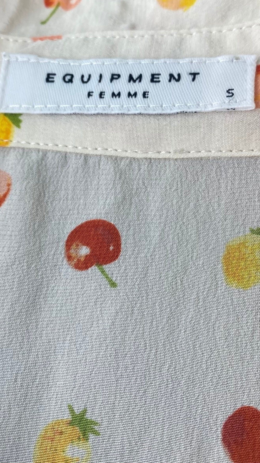 Chemisier sans manches en soie à motifs de petits fruits, Equipment, taille small. Vue de l'étiquette de marque et taille.