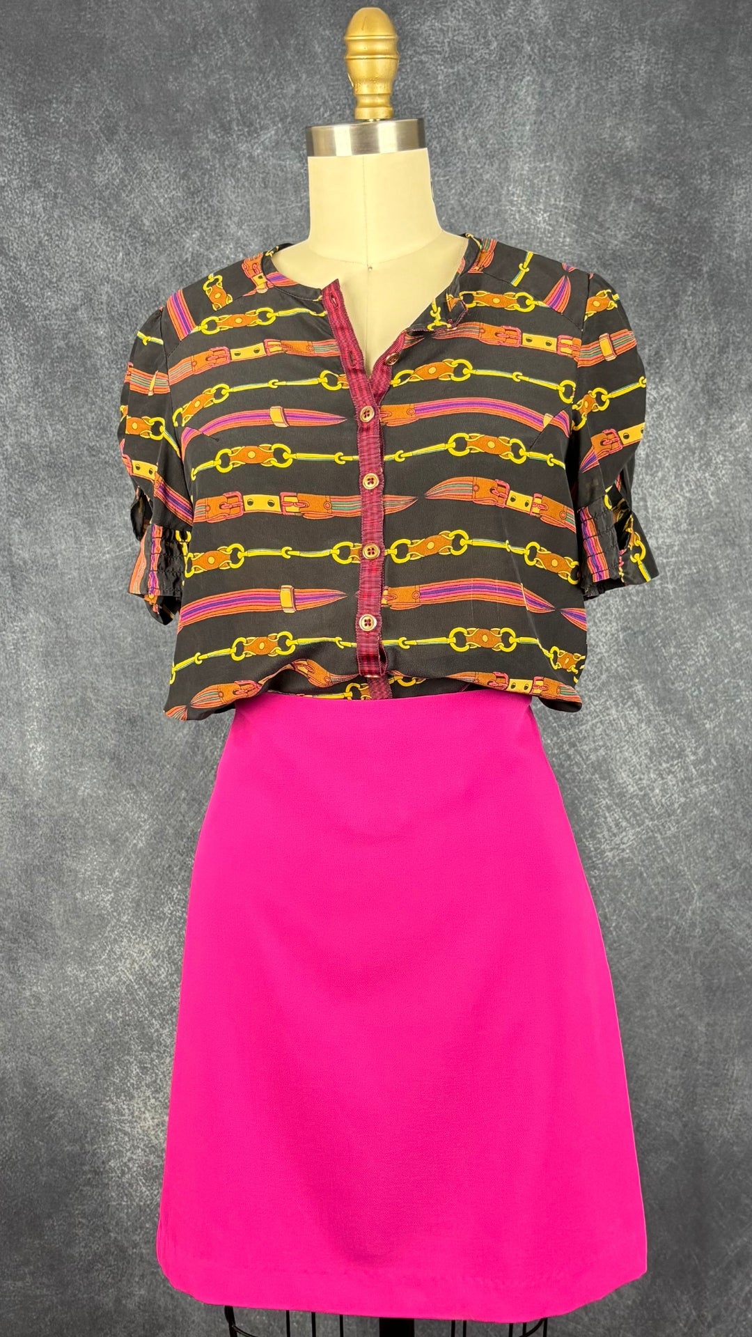 Blouse en soie à motifs de ceintures Nanette Lepore, taille 6. Vue de l'agencement avec la jupe rose Joie.