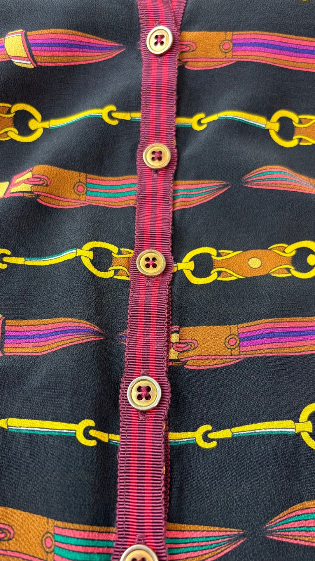 Blouse en soie à motifs de ceintures Nanette Lepore, taille 6. Vue de près des boutons.