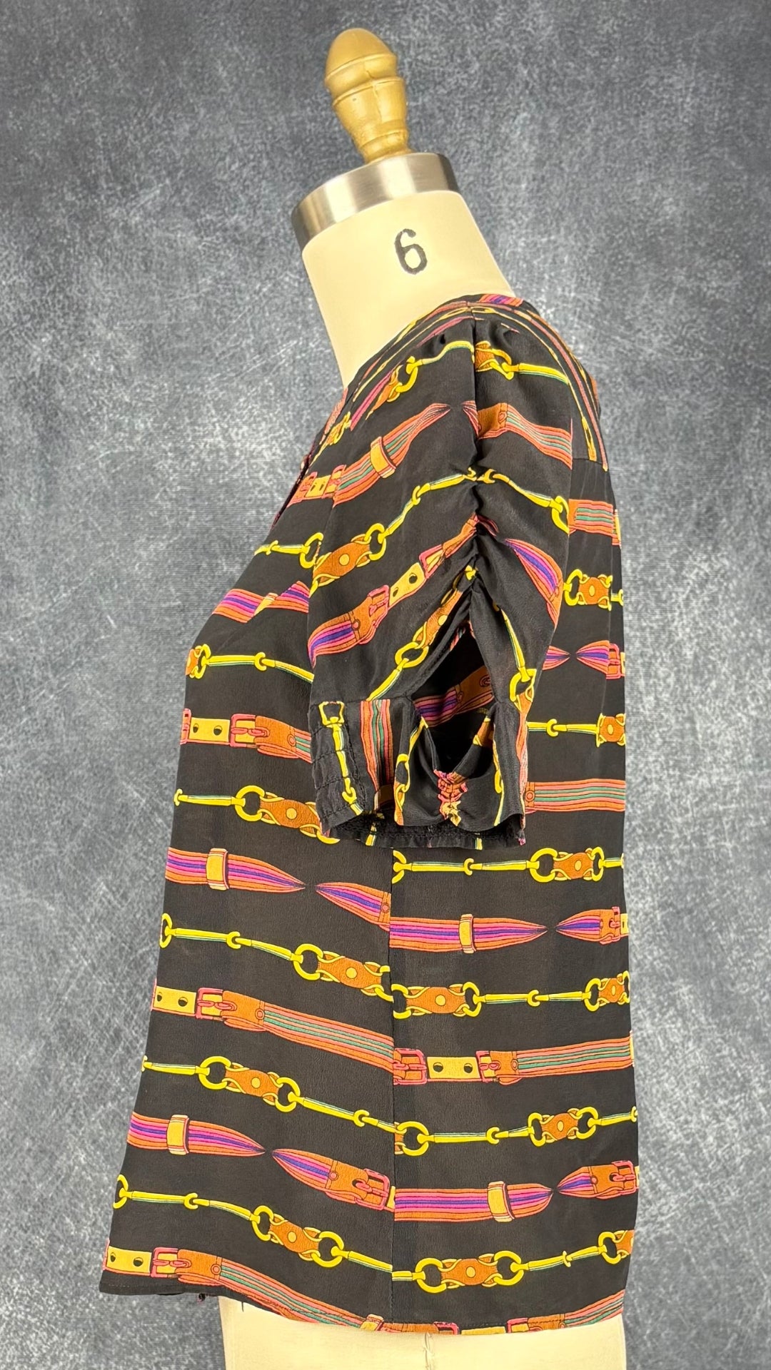 Blouse en soie à motifs de ceintures Nanette Lepore, taille 6. Vue de côté.