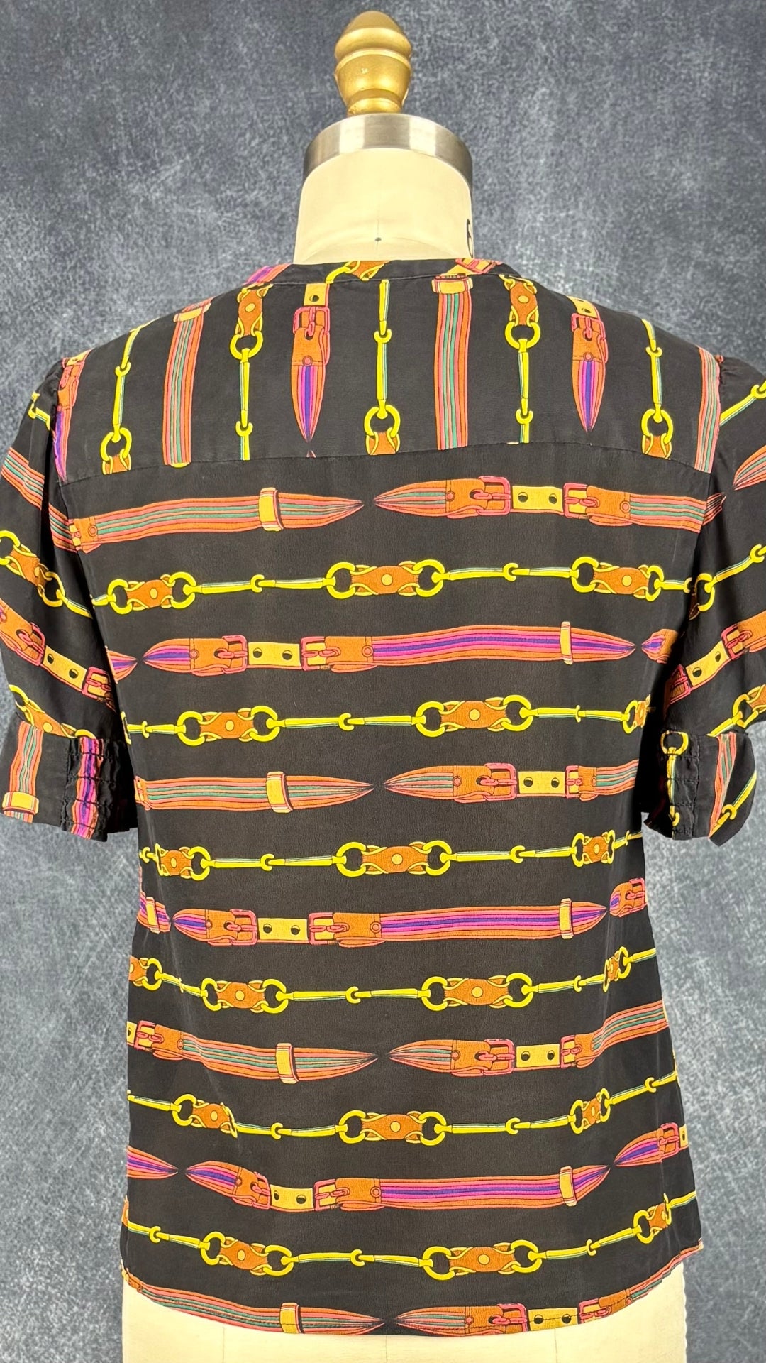 Blouse en soie à motifs de ceintures Nanette Lepore, taille 6. Vue de dos.