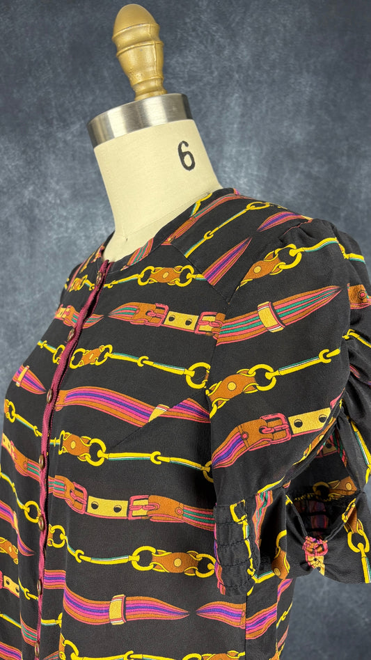 Blouse en soie à motifs de ceintures Nanette Lepore, taille 6. Vue de l'encolure.
