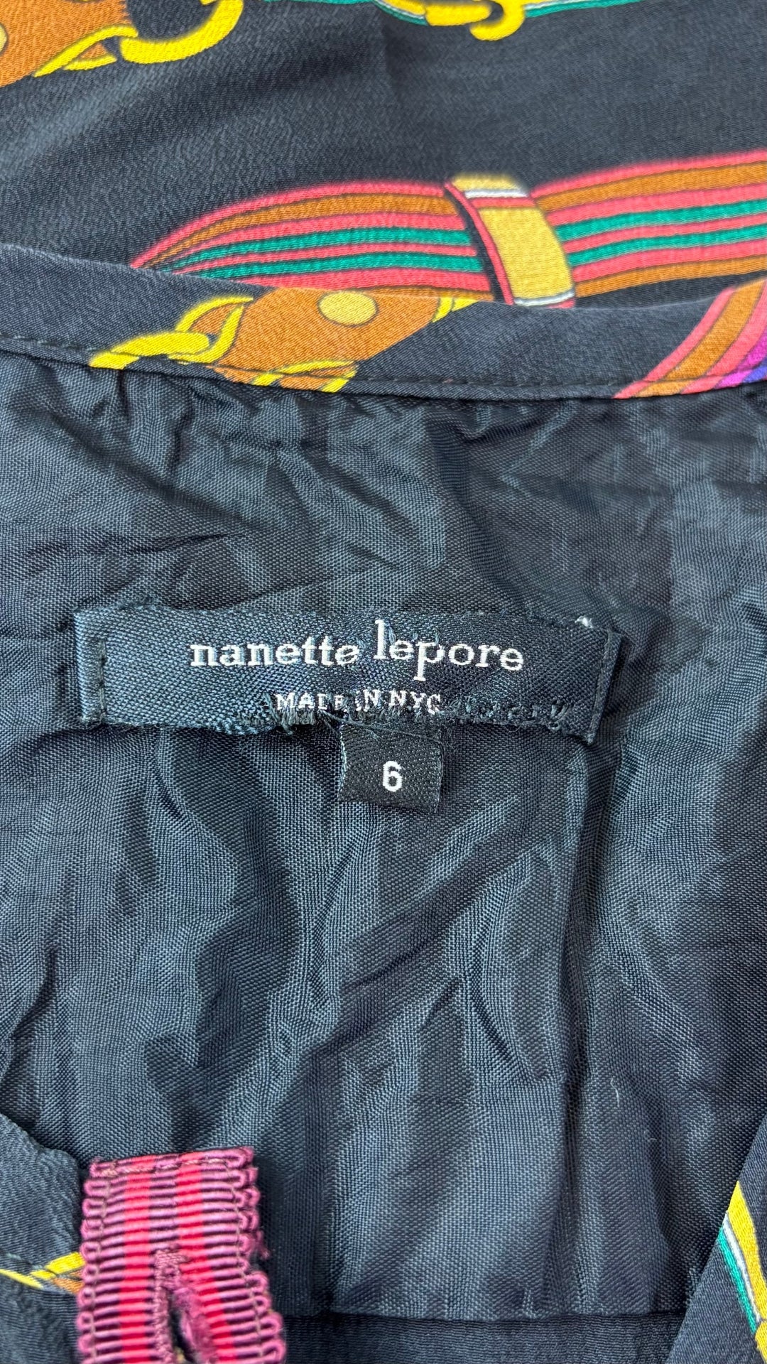 Blouse en soie à motifs de ceintures Nanette Lepore, taille 6. Vue de l'étiquette.