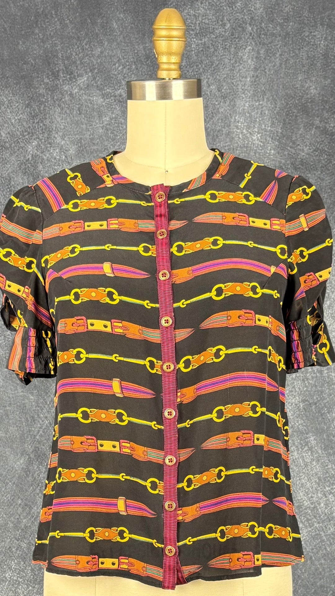 Blouse en soie à motifs de ceintures Nanette Lepore, taille 6. Vue de face.