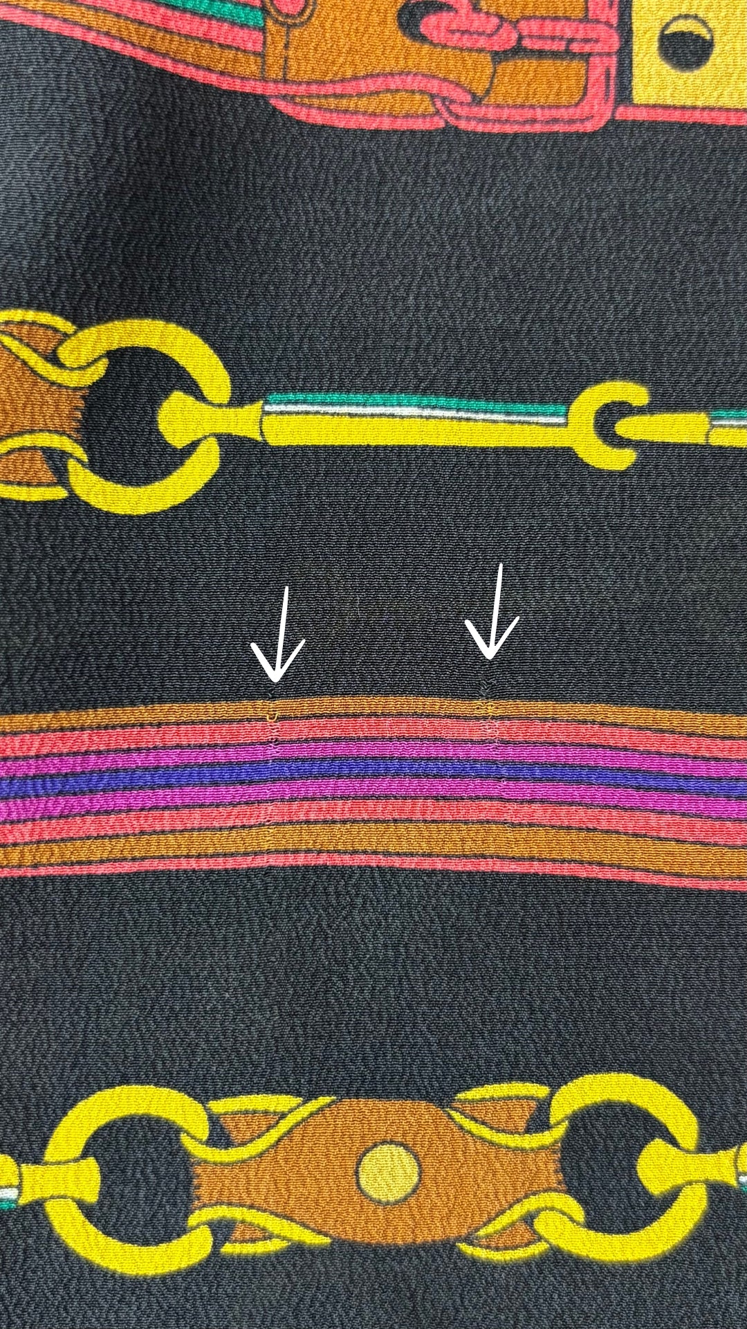 Blouse en soie à motifs de ceintures Nanette Lepore, taille 6. Vue de près des petites imperfections dans le tissu.