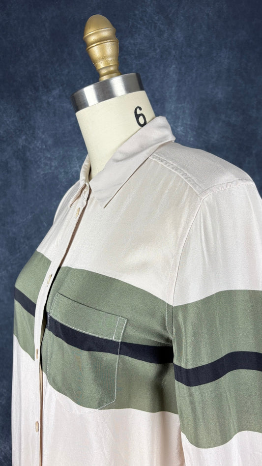 Chemisier en soie à rayures vert olive et noir Equipment, taille xs. Vue de l'encolure.