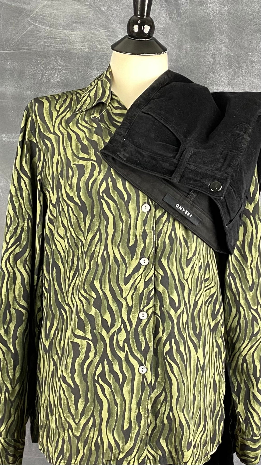 Chemisier en soie à zébrures vertes et noires City Silk, taille small (xs). Vue de l'agencement avec le pantalon en velours J Brand.