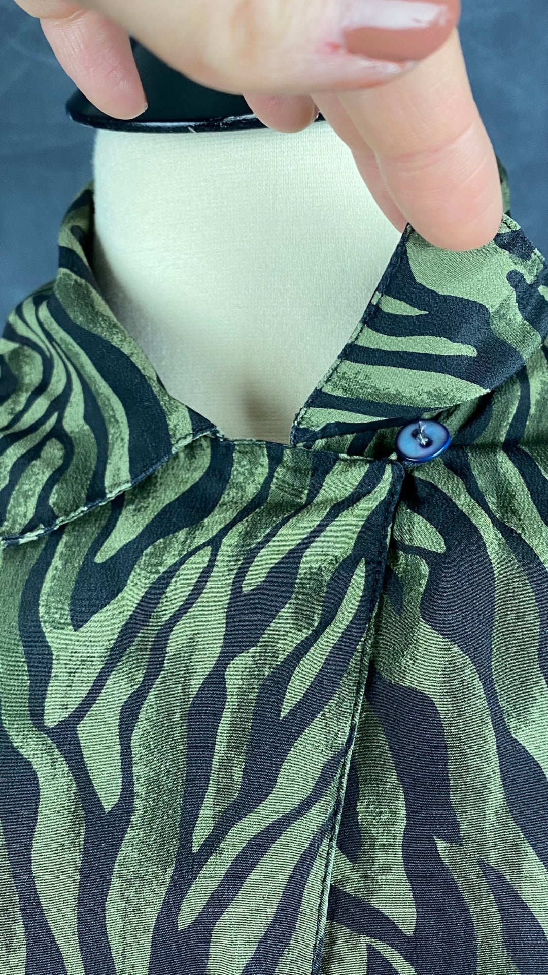 Chemisier en soie à zébrures vertes et noires City Silk, taille small (xs). Vue du col boutonné.