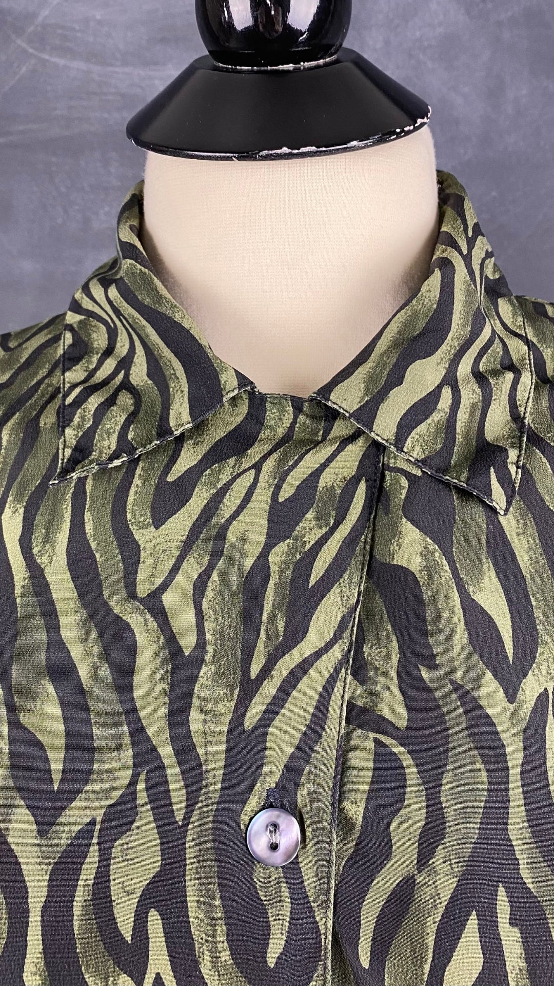 Chemisier en soie à zébrures vertes et noires City Silk, taille small (xs). Vue du col.