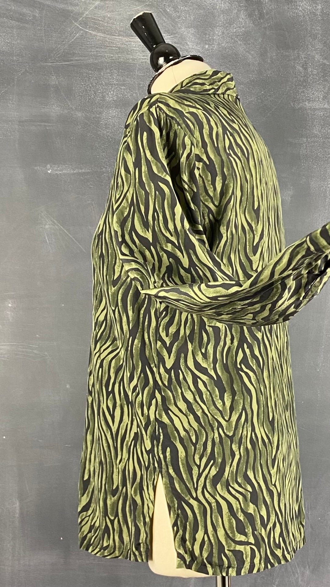 Chemisier en soie à zébrures vertes et noires City Silk, taille small (xs). Vue de côté, manche relevée.