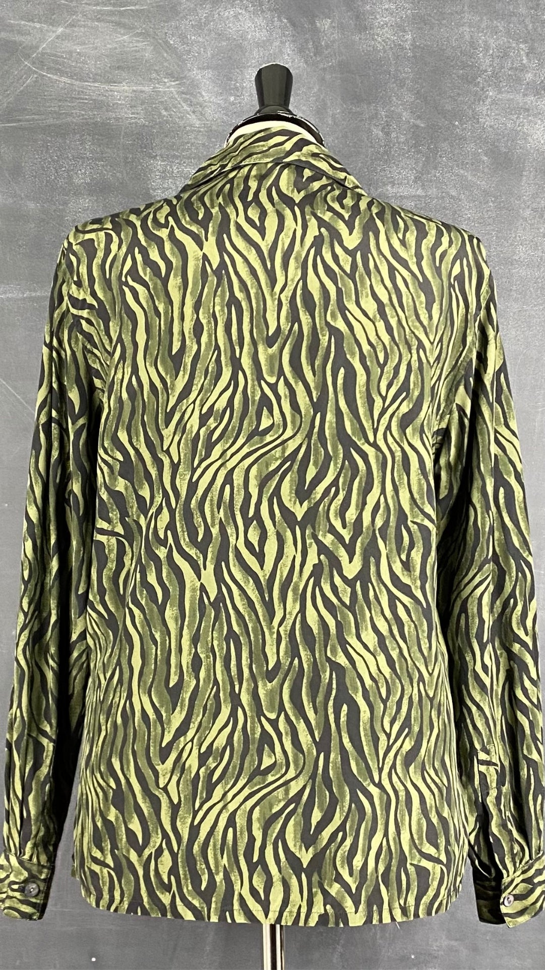 Chemisier en soie à zébrures vertes et noires City Silk, taille small (xs). Vue de dos.