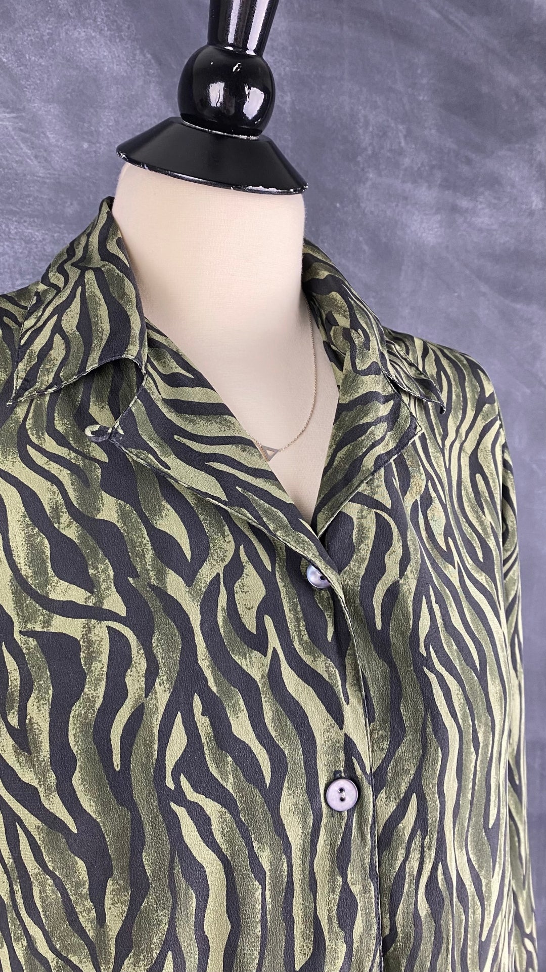 Chemisier en soie à zébrures vertes et noires City Silk, taille small (xs). Vue de l'encolure.