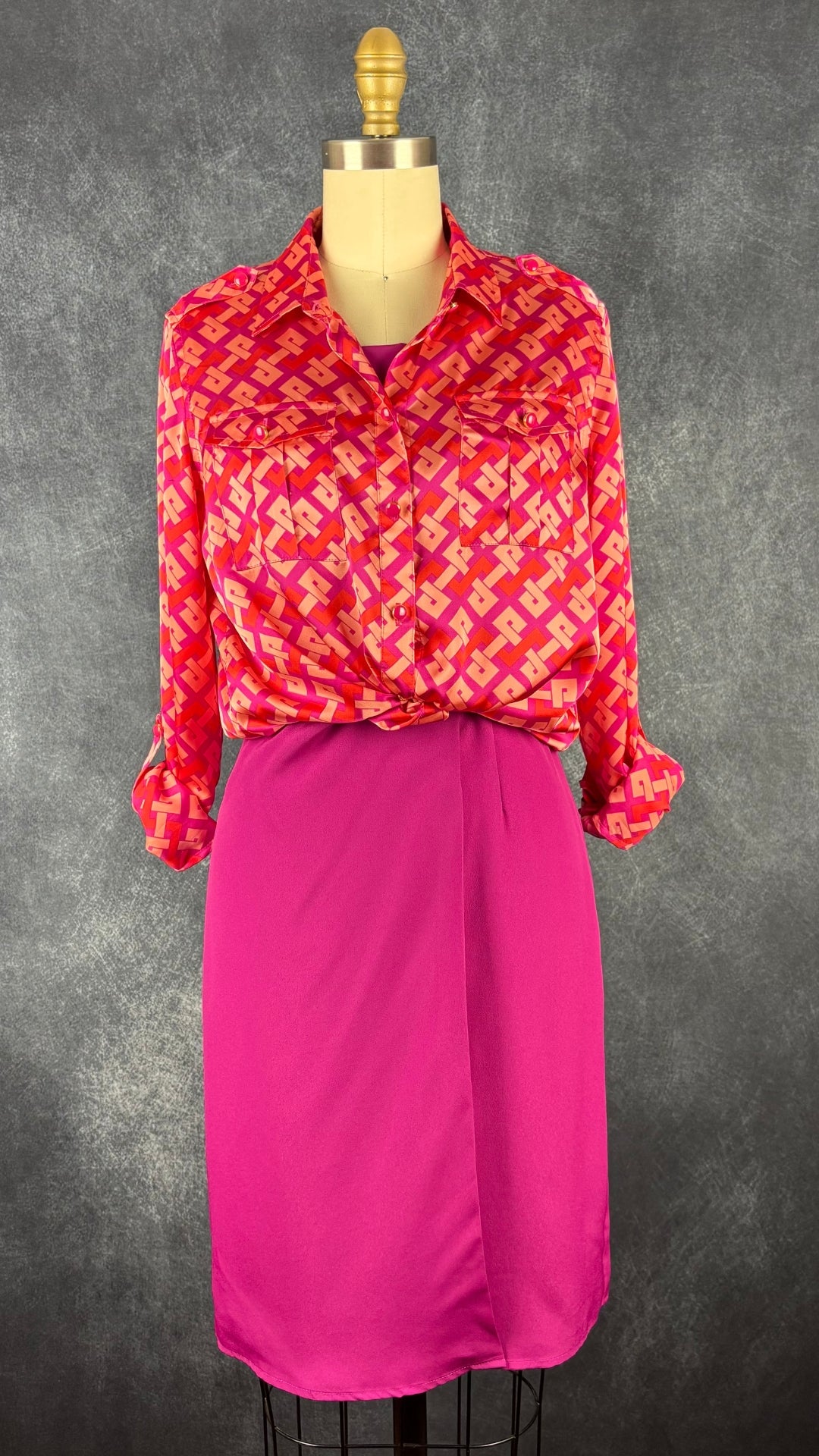 Chemisier soyeux à motifs géométriques colorés Jones New York Signature, taille medium (petite femme). Vue de l'agencement avec la robe fuchsia Marc Aurel.