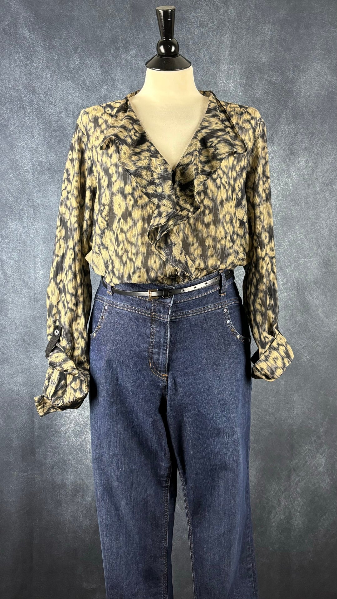 Chemisier à volant central à doux motifs en mélange de coton et soie Tahari, taille estimée à large. Vue de l'agencement avec le jeans foncé Olsen taille xl (16).