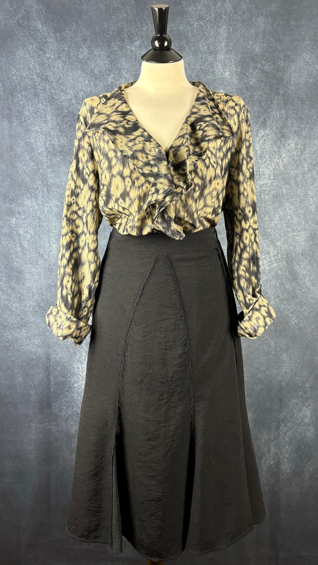 Chemisier à volant central à doux motifs en mélange de coton et soie Tahari, taille estimée à large. Vue de l'agencement avec la jupe Gardeur.