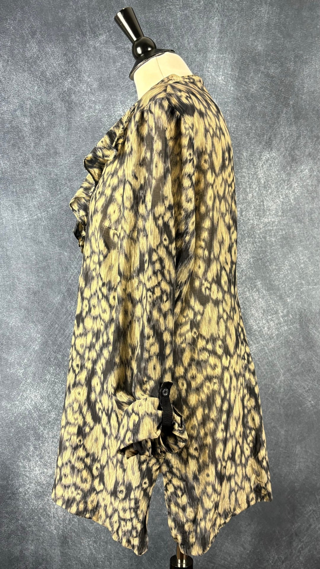 Chemisier à volant central à doux motifs en mélange de coton et soie Tahari, taille estimée à large. Vue de côté.