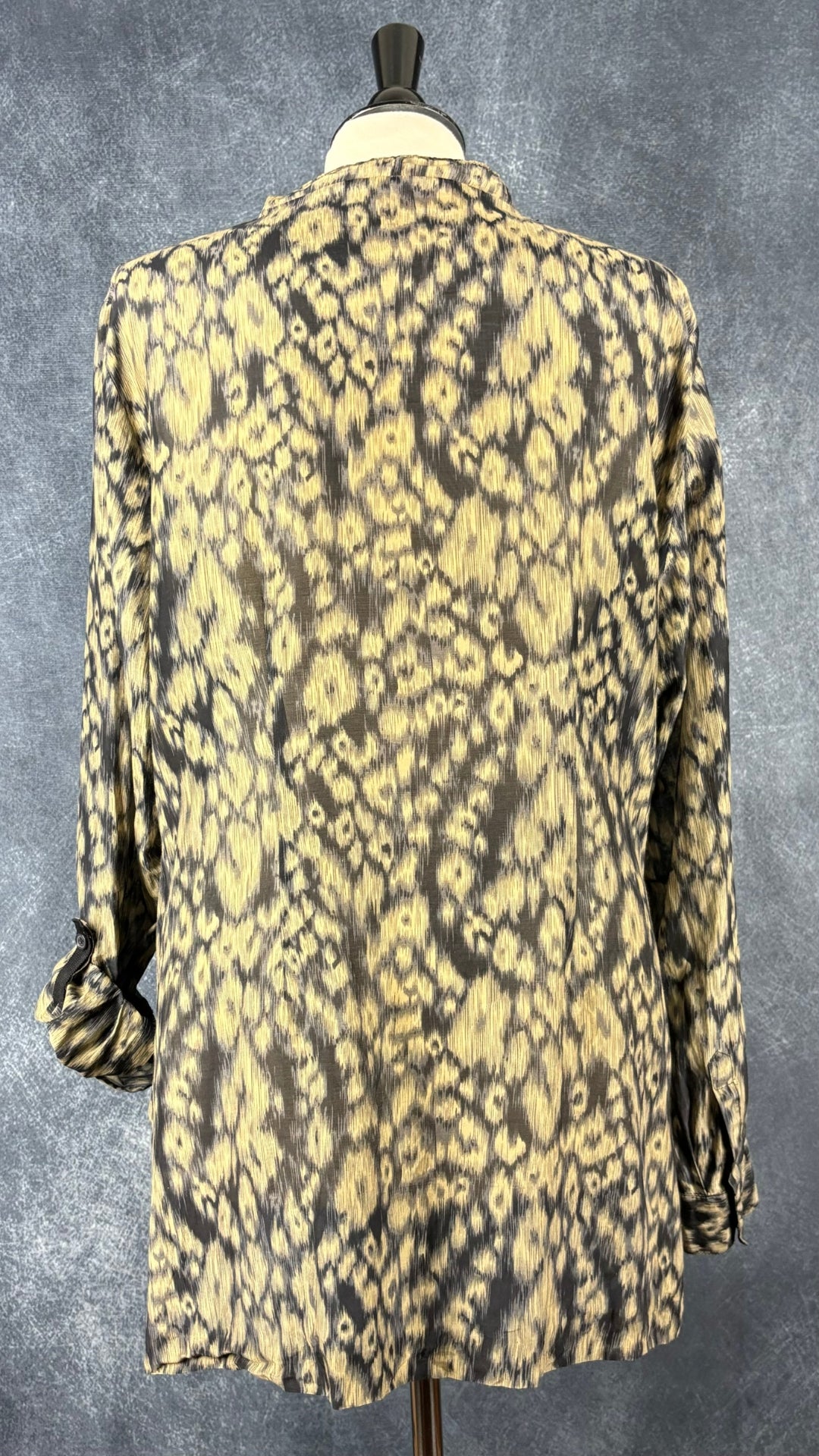 Chemisier à volant central à doux motifs en mélange de coton et soie Tahari, taille estimée à large. Vue de dos.