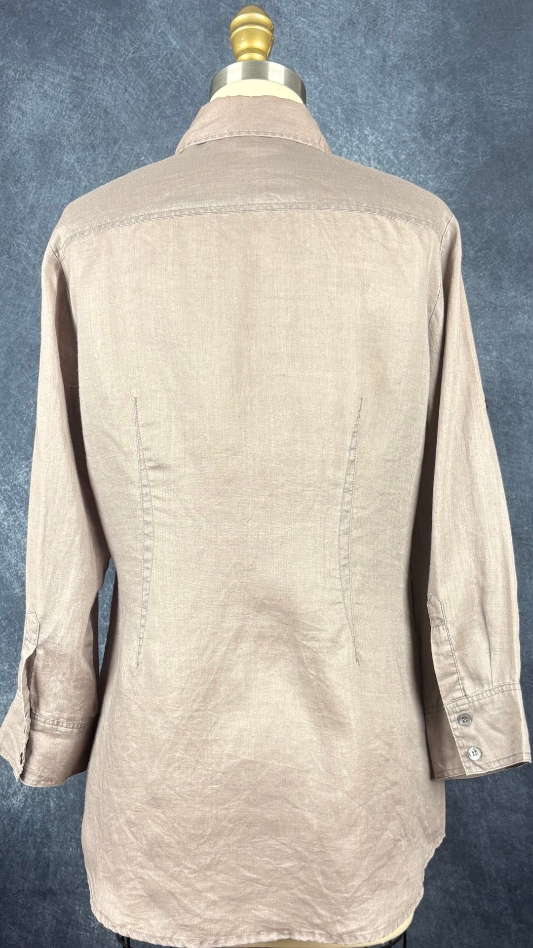 Chemisier taupe en ramie avec poches Repeat, taille xs. Vue de dos.