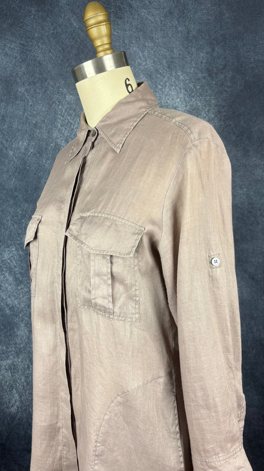 Chemisier taupe en ramie avec poches Repeat, taille xs. Vue de l'encolure.