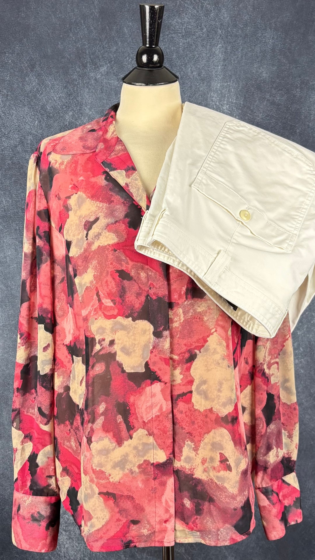 Chemisier vaporeux floral Jones New York Collection, taille 16 (l/xl). Vue de l'agencement avec le pantalon chino crème Banana Republic.
