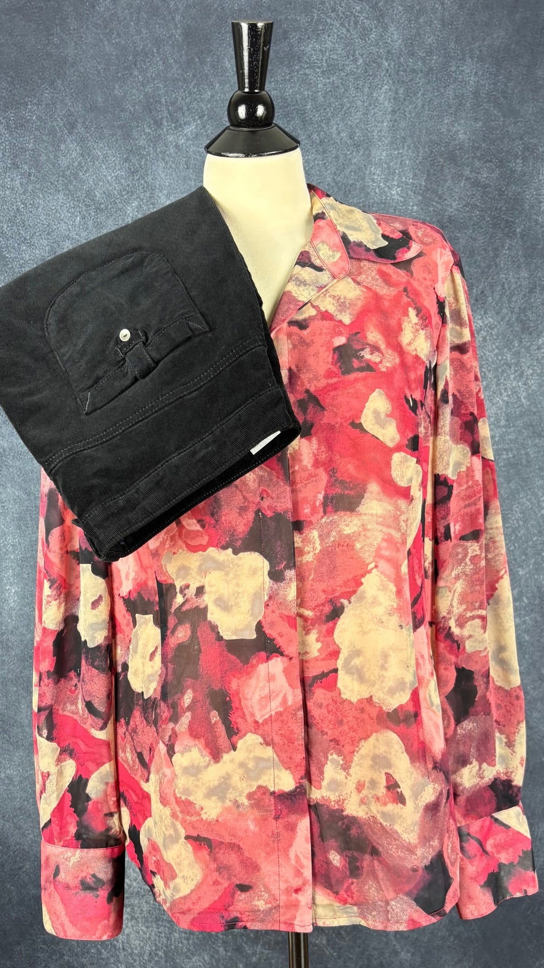 Chemisier vaporeux floral Jones New York Collection, taille 16 (l/xl). Vue de l'agencement avec le pantalon en velours côtelé noir Saint James.