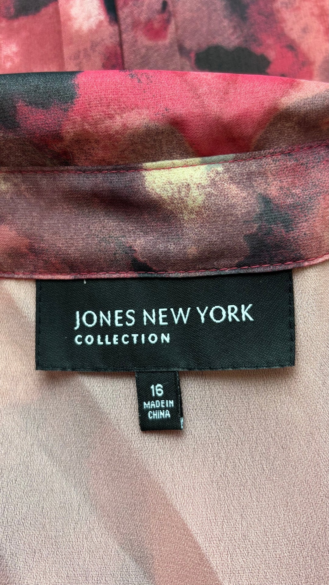 Chemisier vaporeux floral Jones New York Collection, taille 16 (l/xl). Vue de l'étiquette.