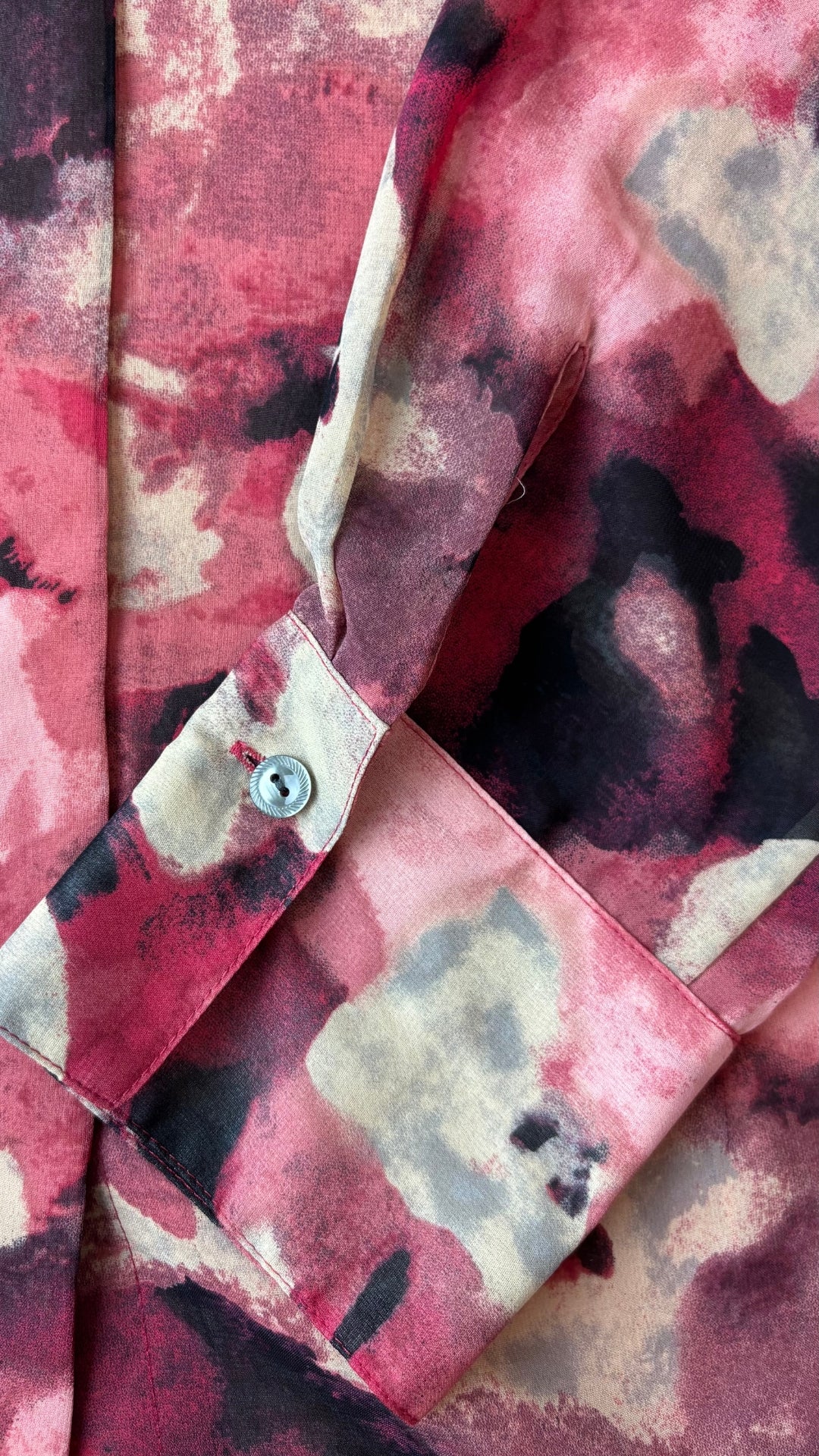 Chemisier vaporeux floral Jones New York Collection, taille 16 (l/xl). Vue de près du tissu.