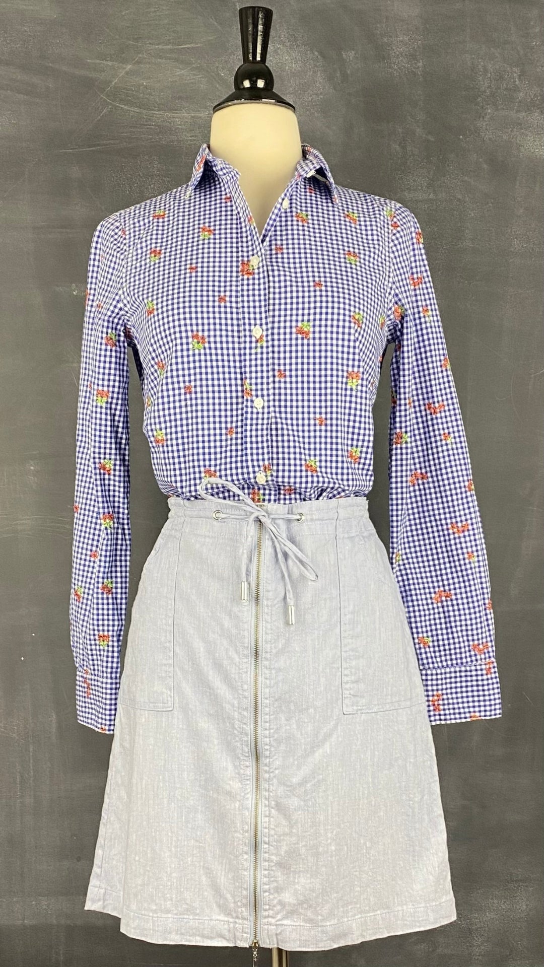 Chemisier vichy avec broderies de fleurs Tristan, taille xs. Vue d'un agencement avec la jupe bleu doux en mélange coton et lin Tristan.