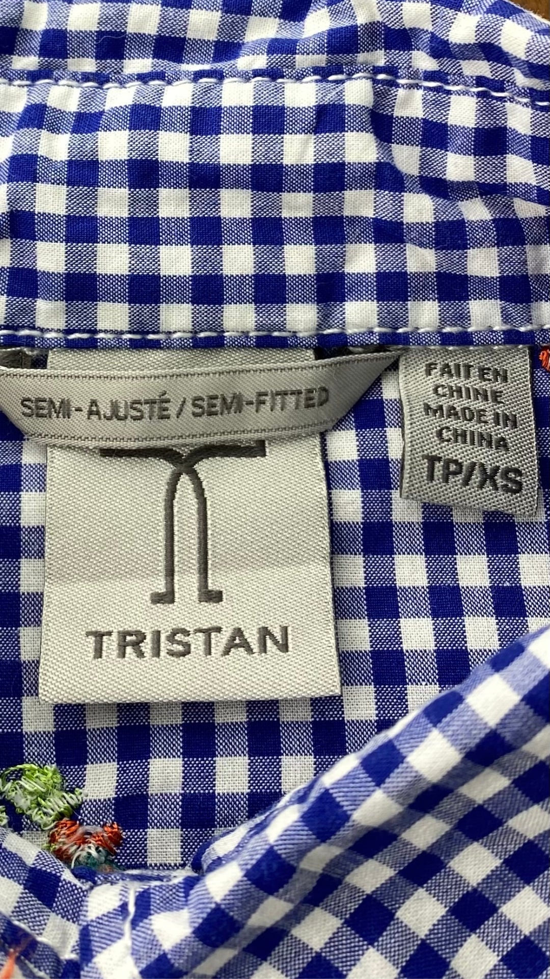 Chemisier vichy avec broderies de fleurs Tristan, taille xs. Vue de l'étiquette de marque et taille.