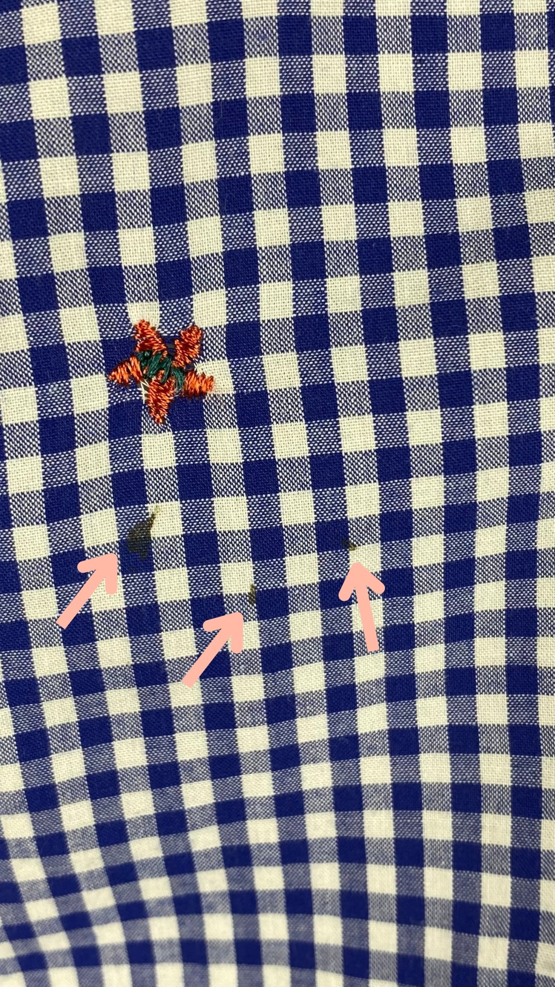 Chemisier vichy avec broderies de fleurs Tristan, taille xs. Vue des mini taches.