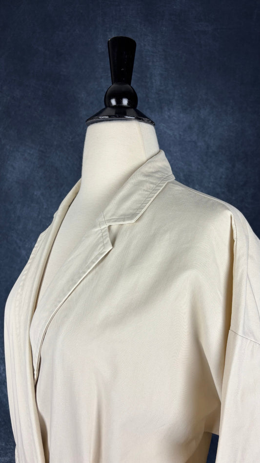 Combinaison beige doux à jambe large et taille soulignée en coton et Tencel, La Petite Étoile Paris, taille 2 (s/m). Vue de l'encolure.