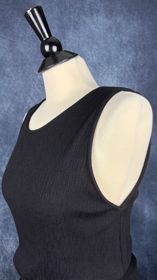 Combinaison confortable noire avec poche Eve Gravel, taille medium. Vue de l'encolure.