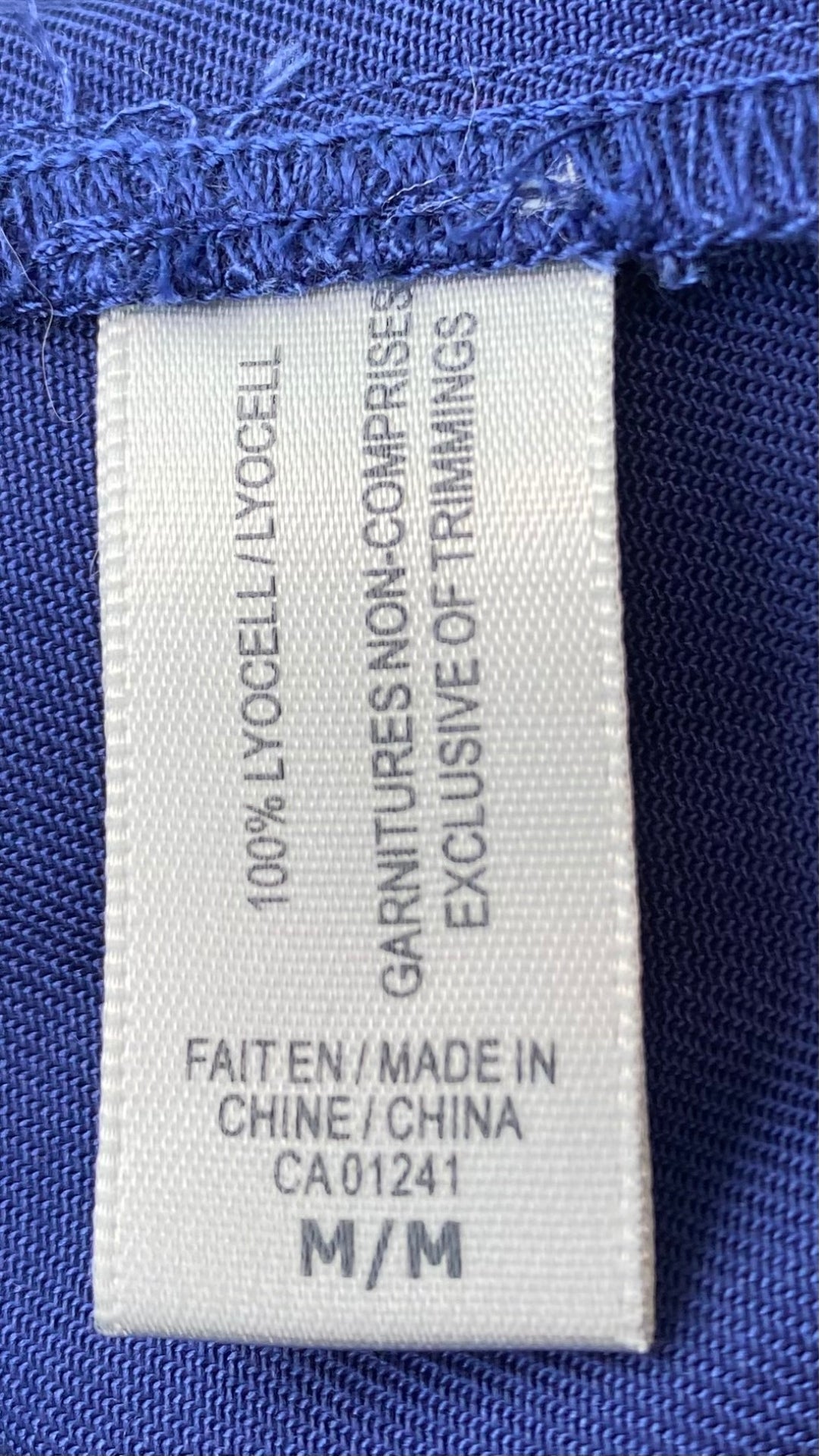 Combinaison courte ample et fluide avec poches Contemporaine par Simons, taille medium. Vue de l'étiquette de composition.