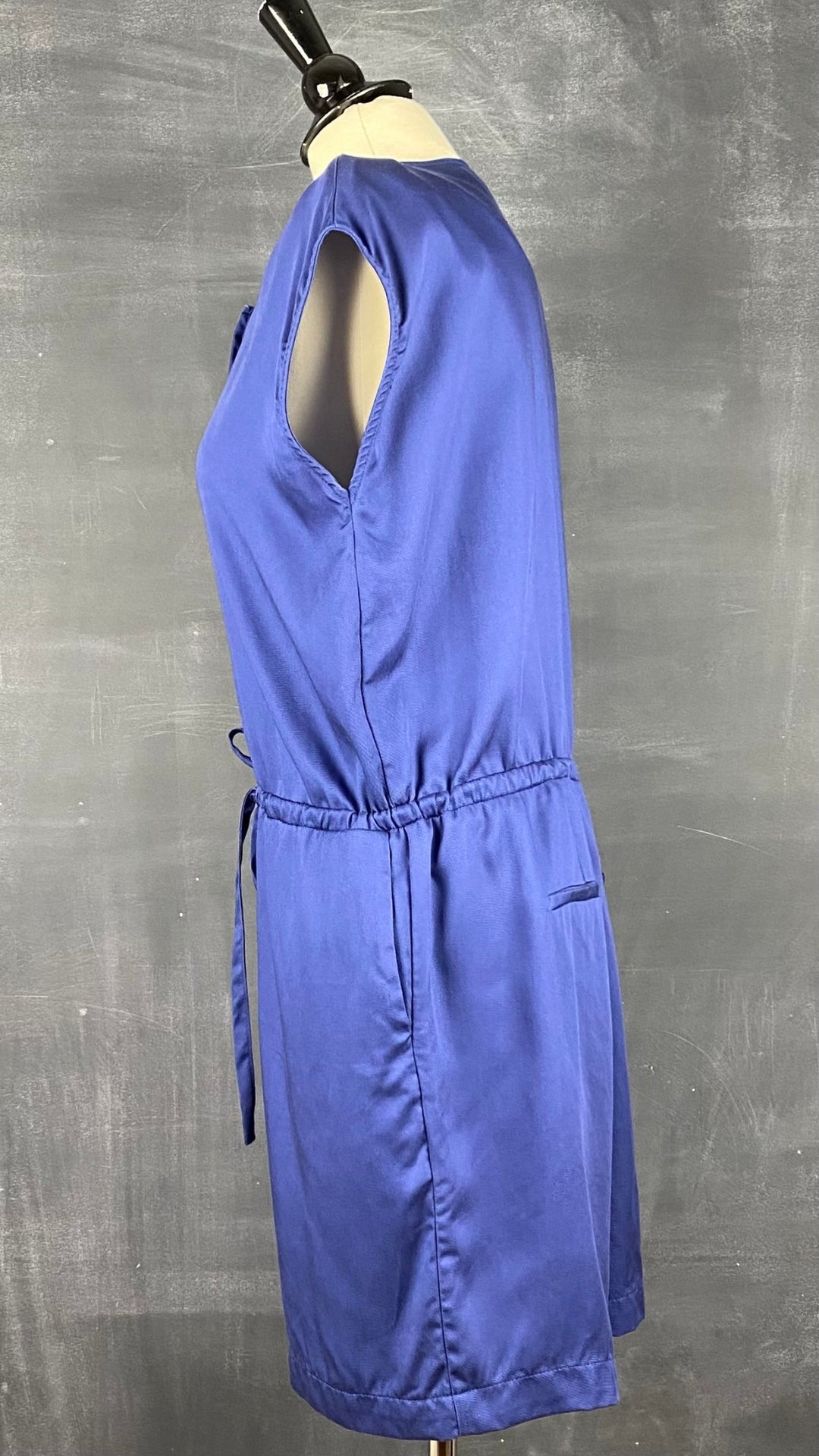 Combinaison courte ample et fluide avec poches Contemporaine par Simons, taille medium. Vue de côté.