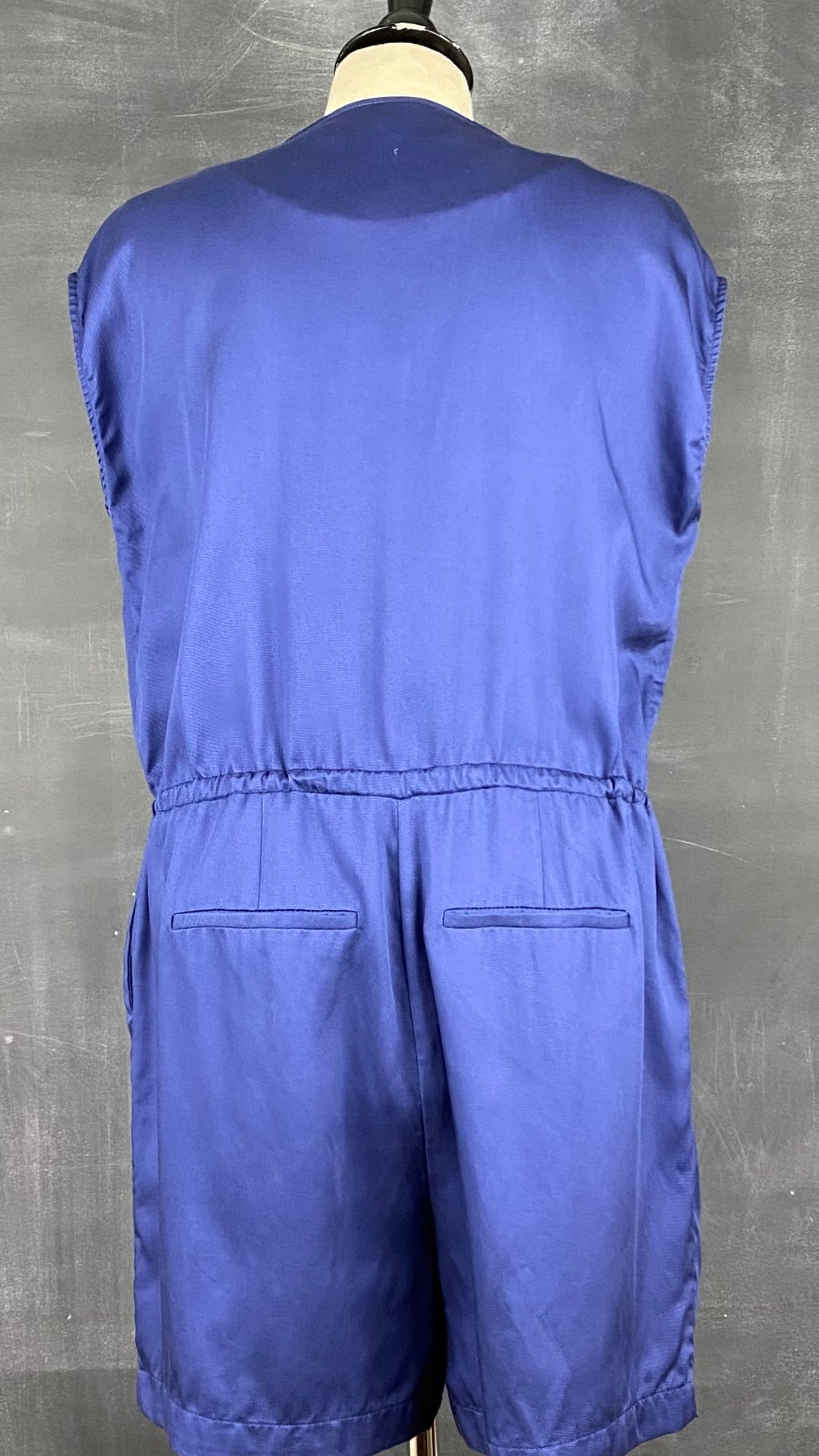 Combinaison courte ample et fluide avec poches Contemporaine par Simons, taille medium. Vue de dos.