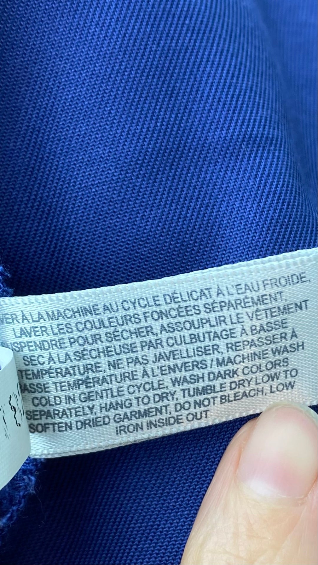 Combinaison courte ample et fluide avec poches Contemporaine par Simons, taille medium. Vue de l'étiquette d'entretien.
