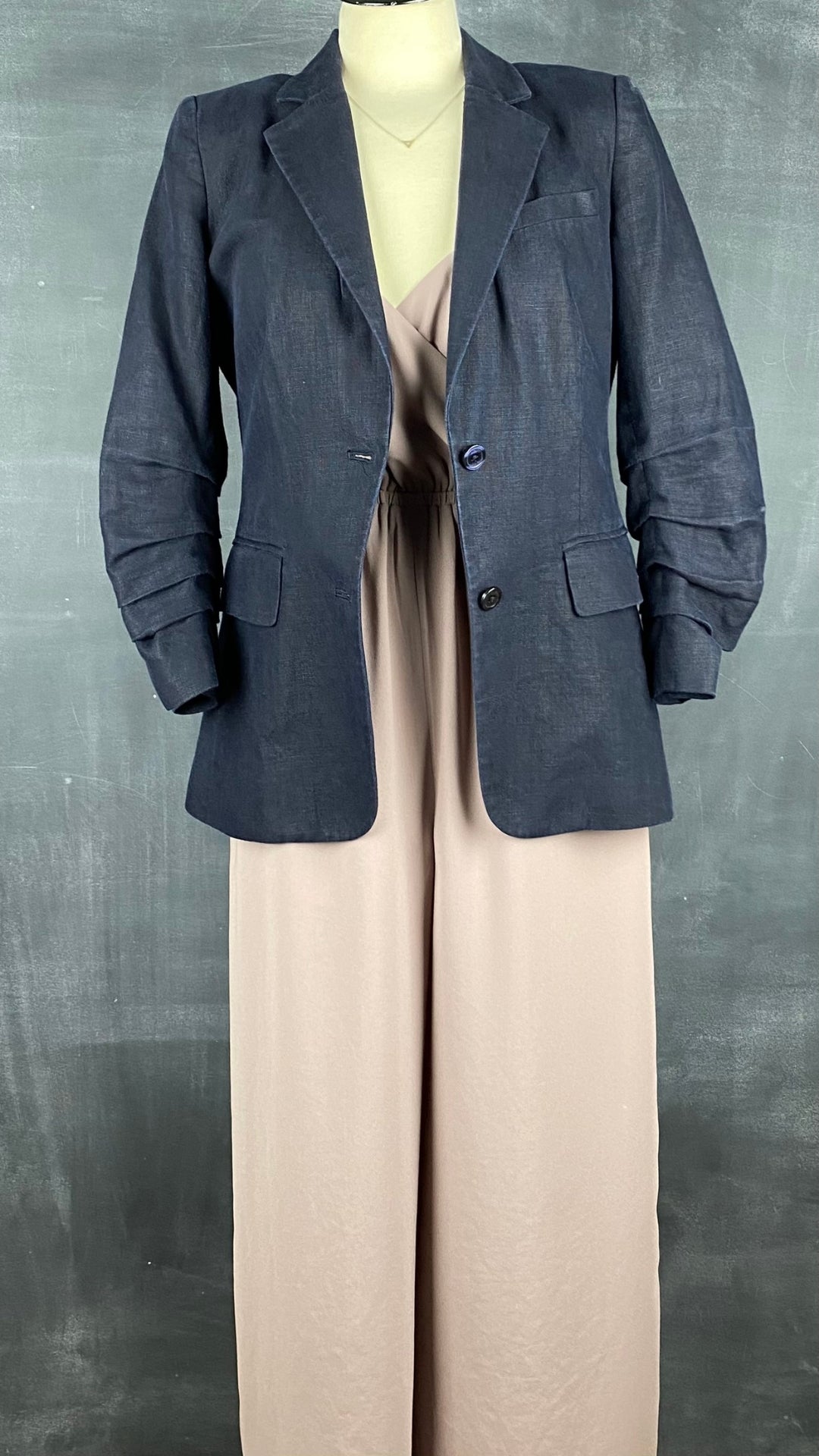 Combinaison haut cache coeur et jambes larges Wilfred chez Aritzia, taille medium. Vue d'un agencement avec blazer en lin Michael Kors.