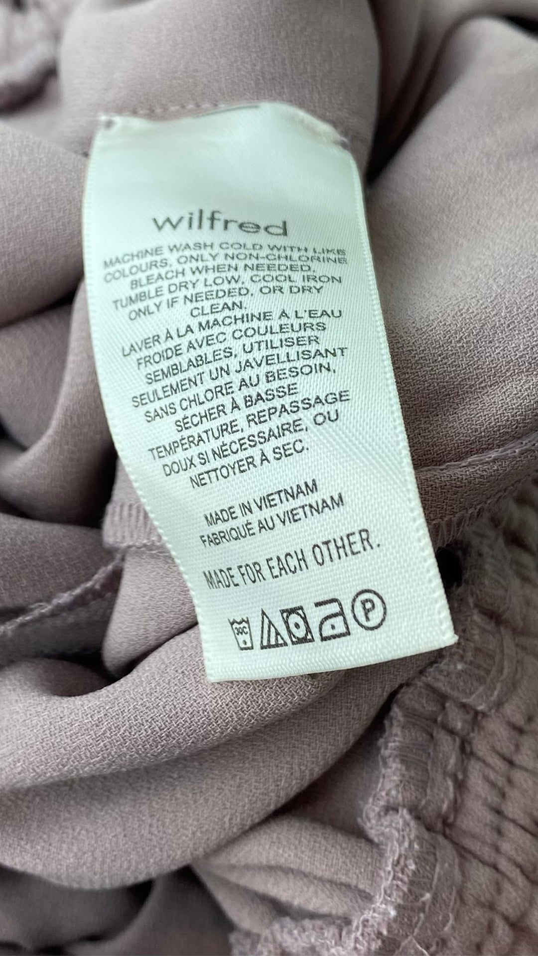 Combinaison haut cache coeur et jambes larges Wilfred chez Aritzia, taille medium. Vue de l'étiquette d'entretien.