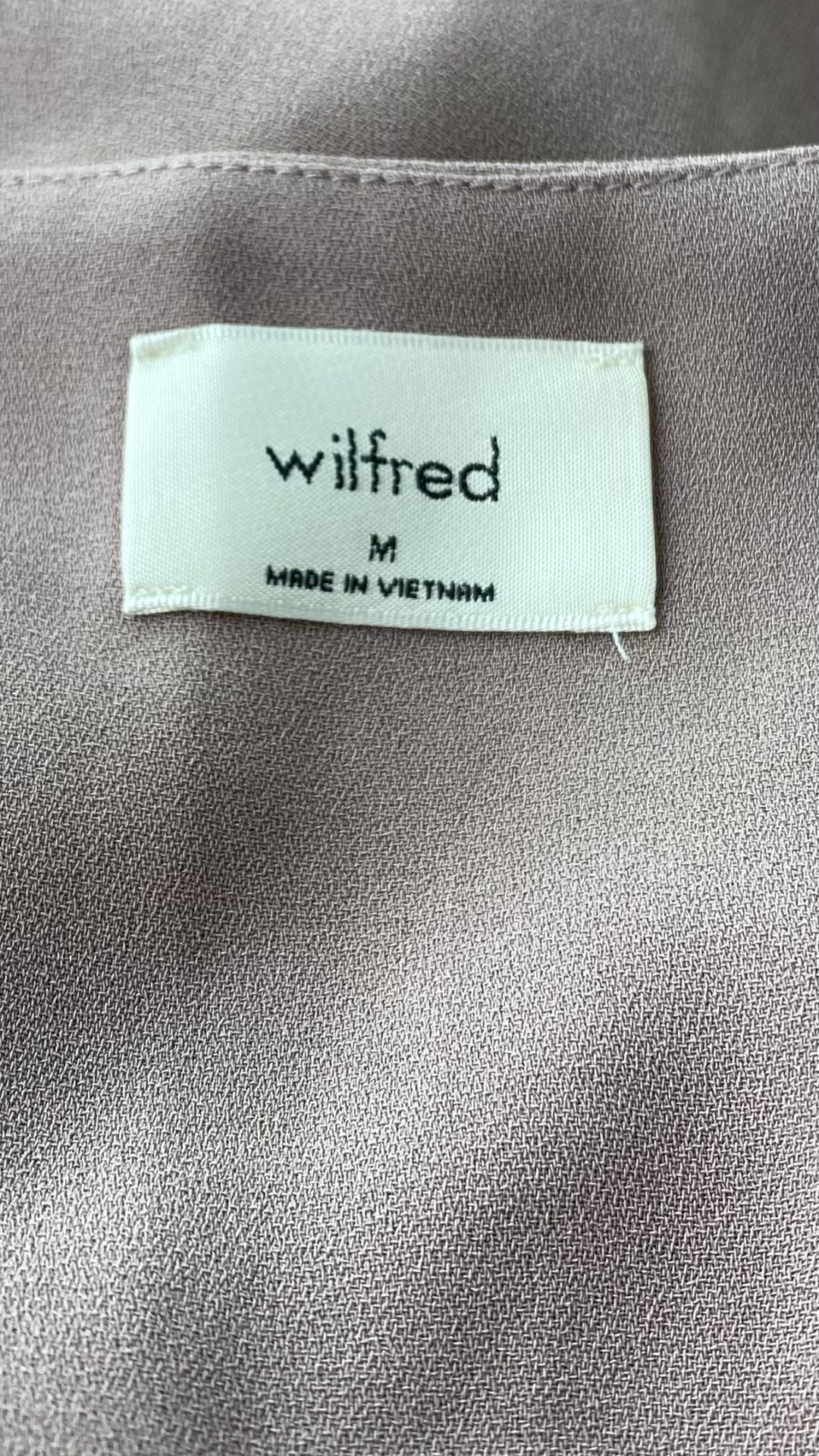 Combinaison haut cache coeur et jambes larges Wilfred chez Aritzia, taille medium. Vue de l'étiquette de marque et taille.