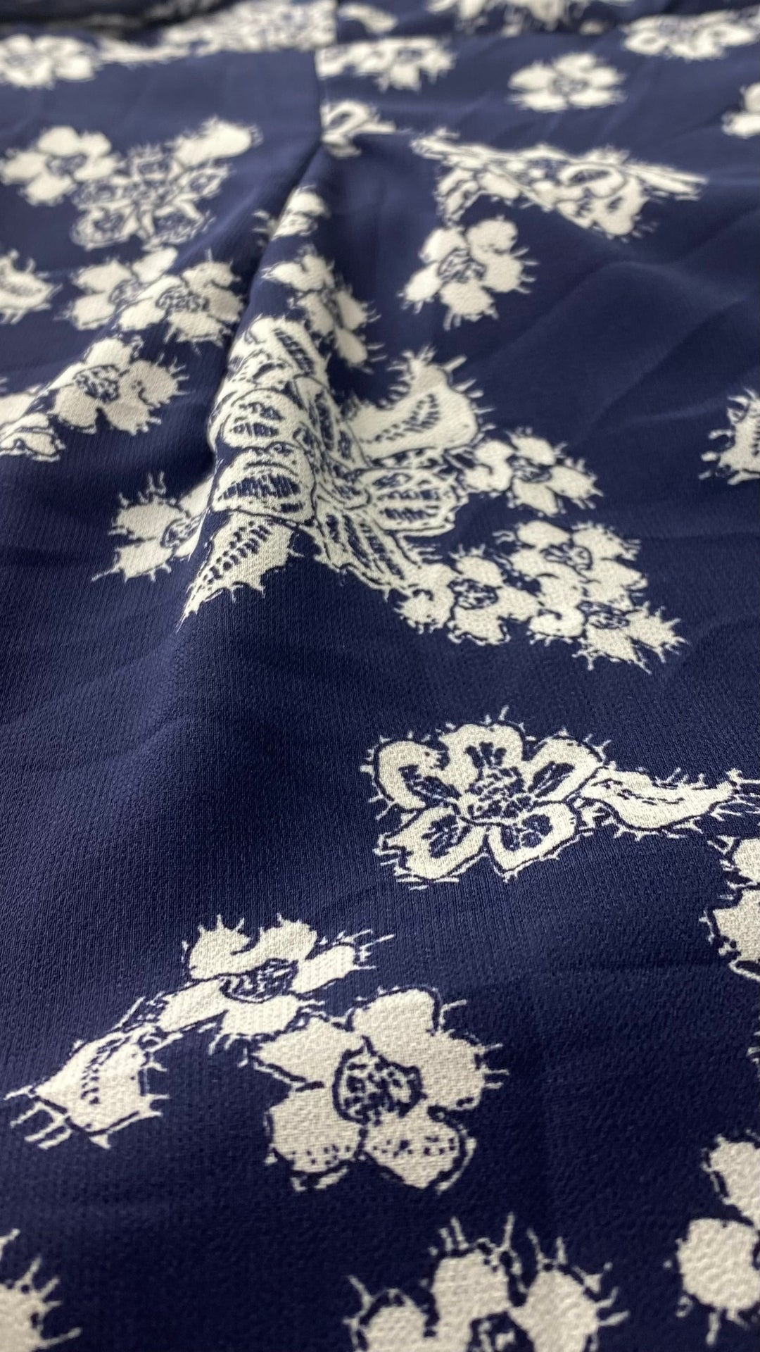 Combinaison longue fleurie chic Michael Kors, taille large. Vue du tissu de prĂšs.