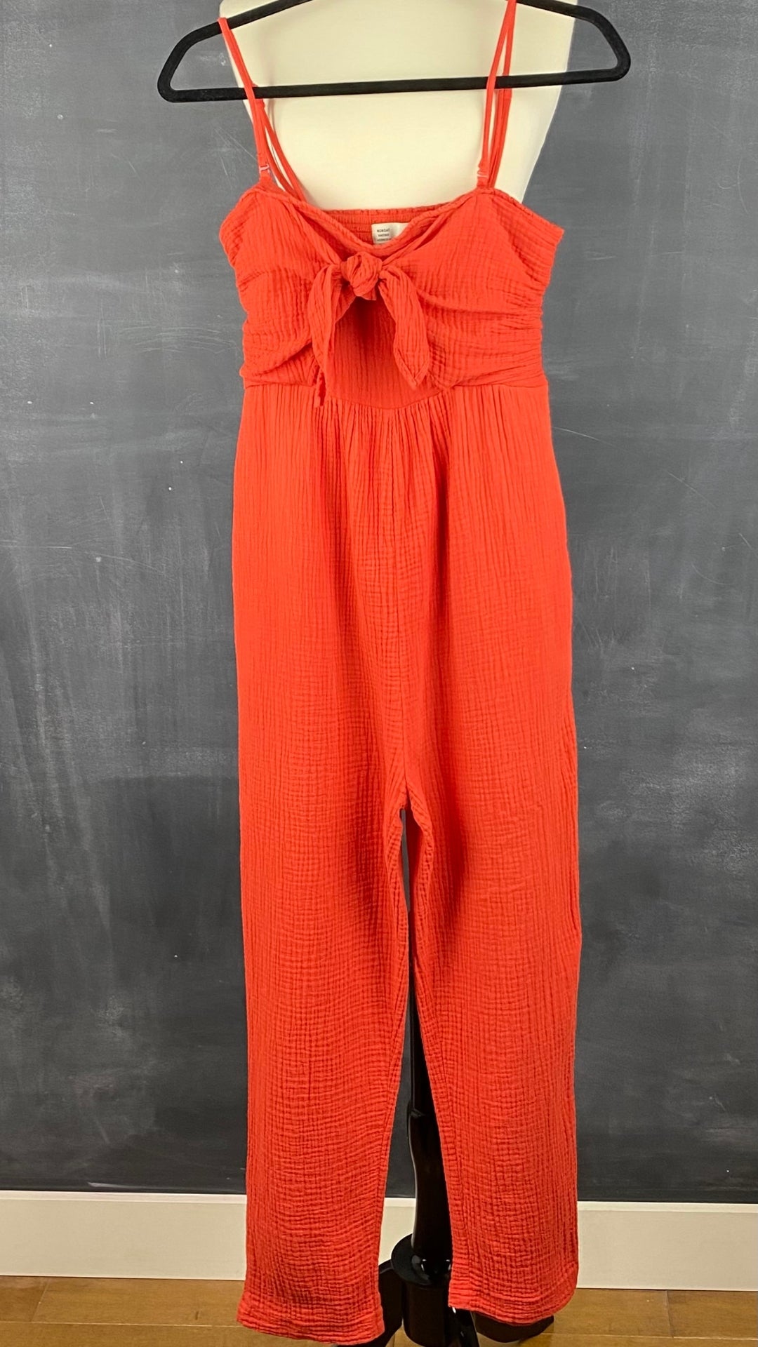 Combinaison longue gaufrée orangée en coton de Anthropologie, taille small (ou extra-small). Vue de face.
