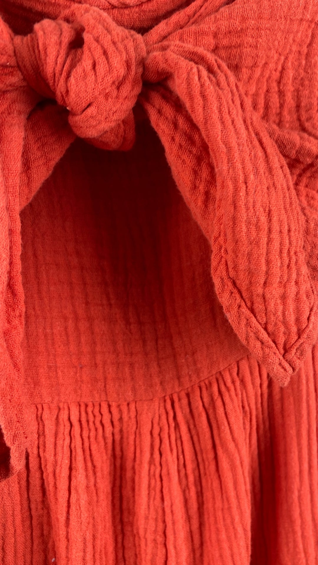 Combinaison longue gaufrée orangée en coton de Anthropologie, taille small (ou extra-small). Vue de près.