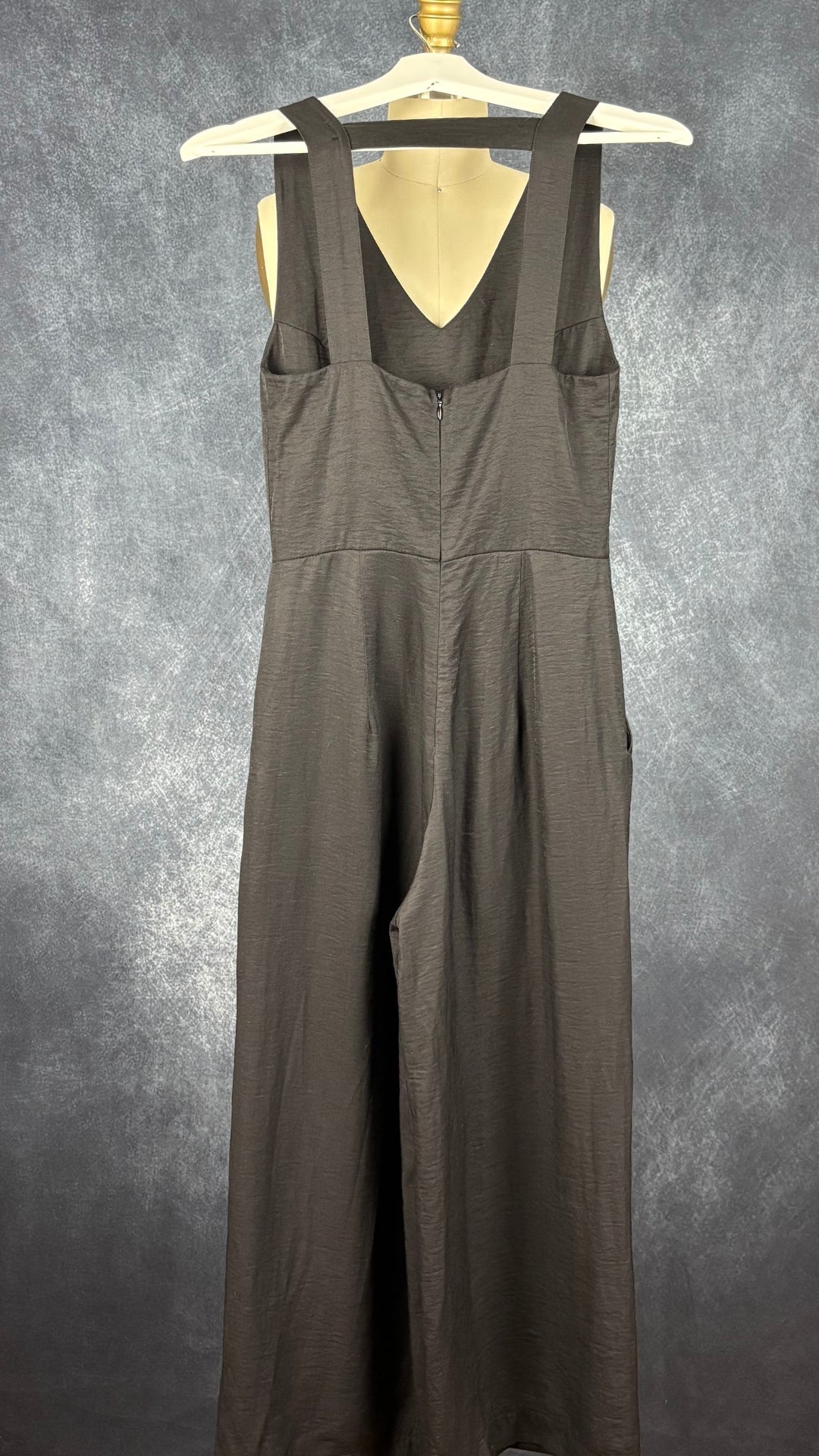 Combinaison noire/charcoal foncé Cristina Lei, taille xs. Vue de dos.