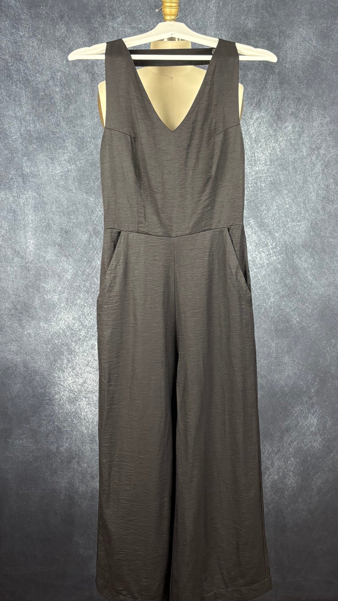 Combinaison noire/charcoal foncé Cristina Lei, taille xs. Vue de face.