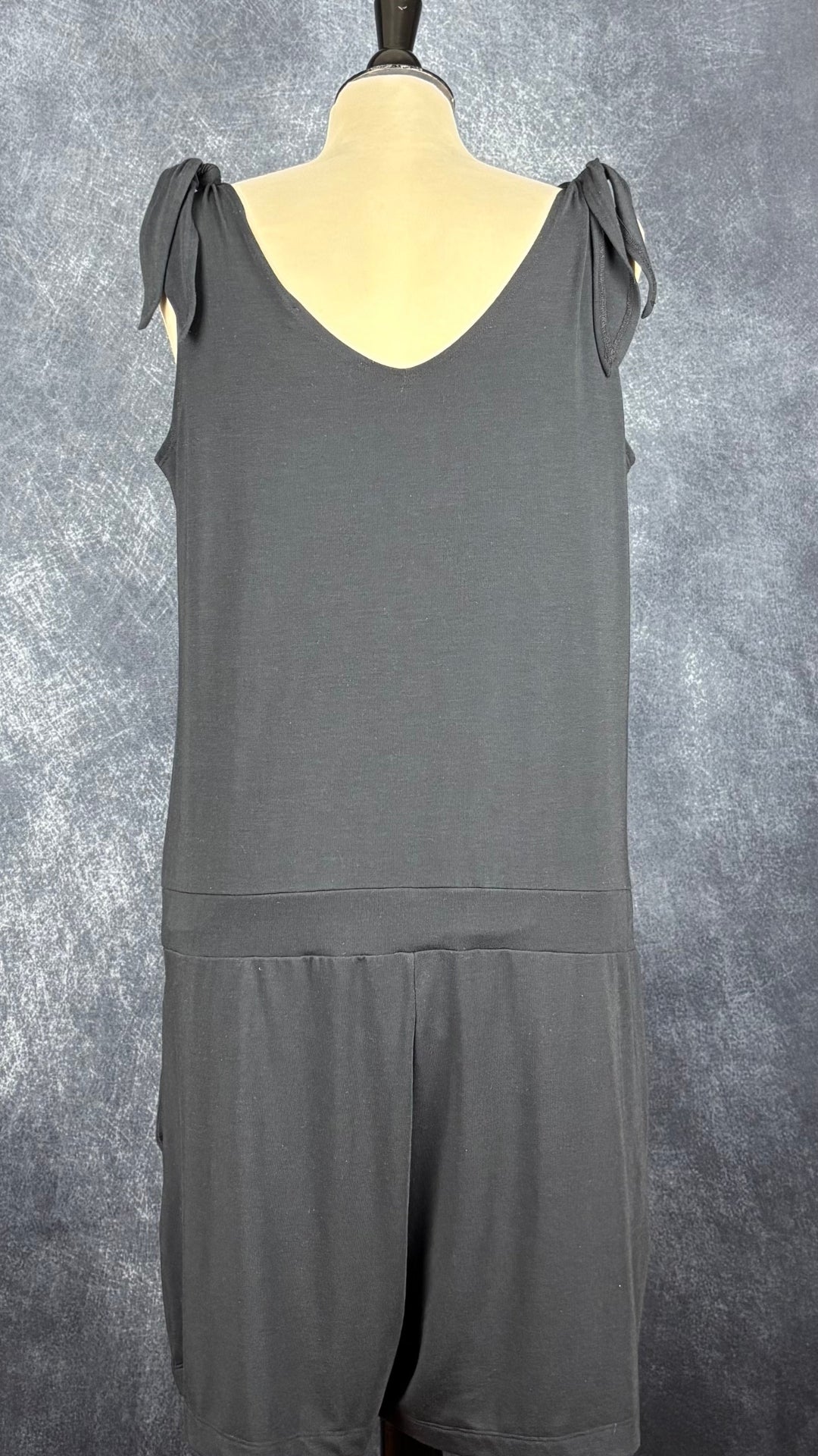 Combinaison noire courte confortable et extensible, Fig, taille medium. Vue de dos.